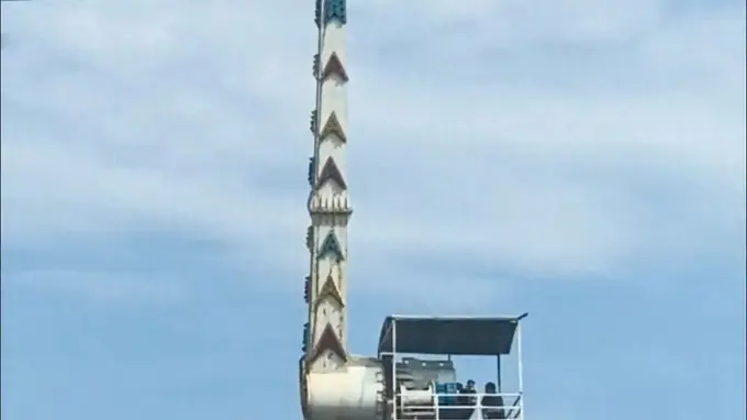 沈阳万泉公园一游乐设施在一声巨响后发生故障悬挂空中