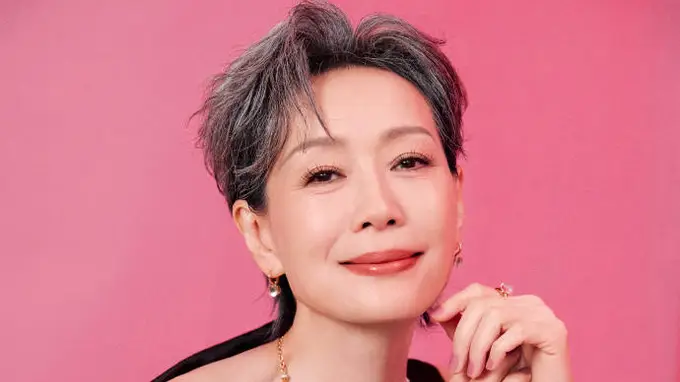 叶童穿黑色缎面斜肩长裙 神态从容成熟优雅韵味十足