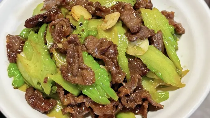 天热吃不下饭哦这道苦瓜炒牛肉清爽解腻家常好吃还十分下饭