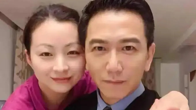 61岁温兆伦近况曝光！三婚娶赵庭生下一女，如今婚姻幸福成人生赢家