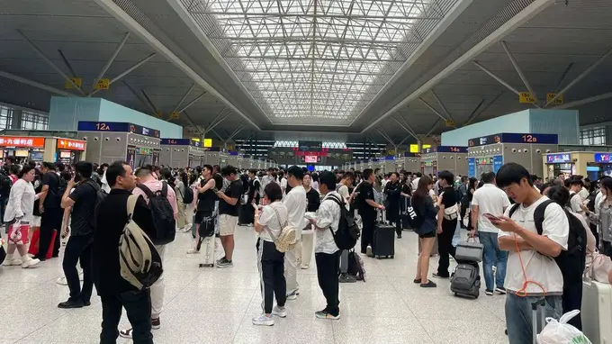 旅客吐槽郑州东站候车大厅似“蒸桑拿”,铁路郑州站致歉