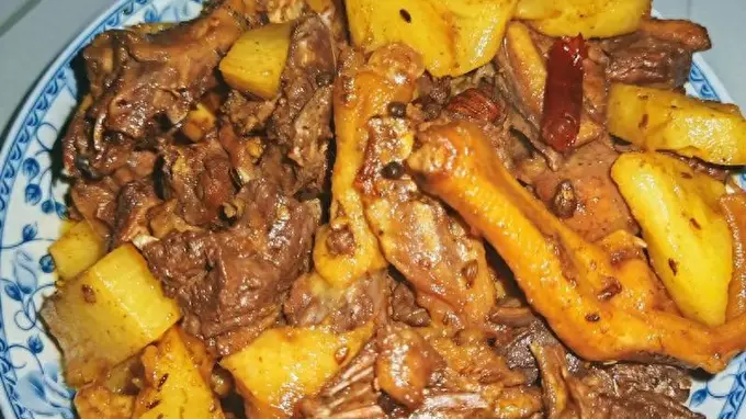 夏日清润三宝：鸭肉菠萝、猪肚青椒、海鱼蒸煮家常菜