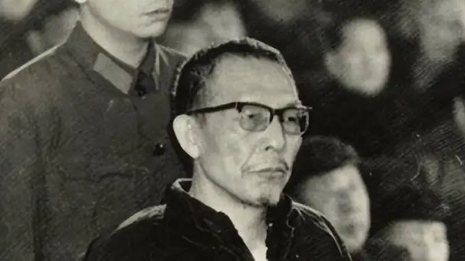张春桥被捕前收到了一个标有绝密字样的信封，信中写了什么？