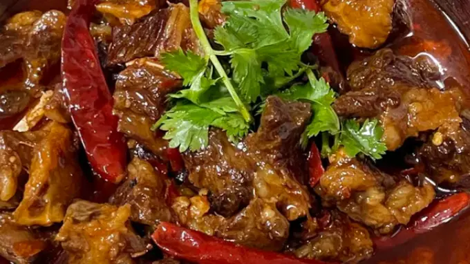 这锅红烧牛肉，炖出黄昏最踏实的治愈感