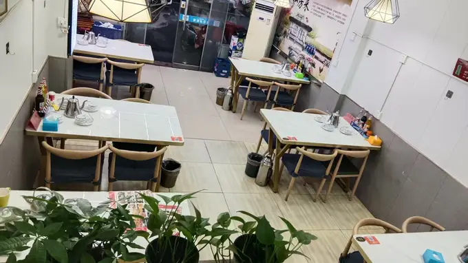 泰安聚源鲁菜餐厅：跑山土鸡焖玉米饼 九转大肠层次鲜风味出众