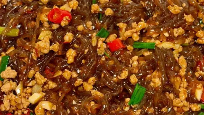 红薯粉条裹肉做川渝经典家常菜 蚂蚁上树滋味醇厚又下饭