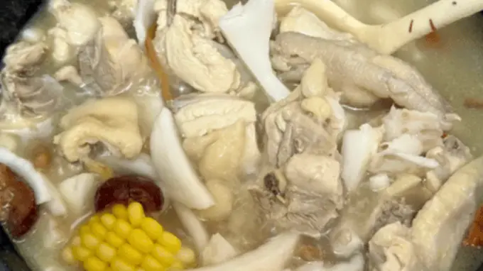 海南椰子鸡：清甜汤底的椰肉炖煮秘诀