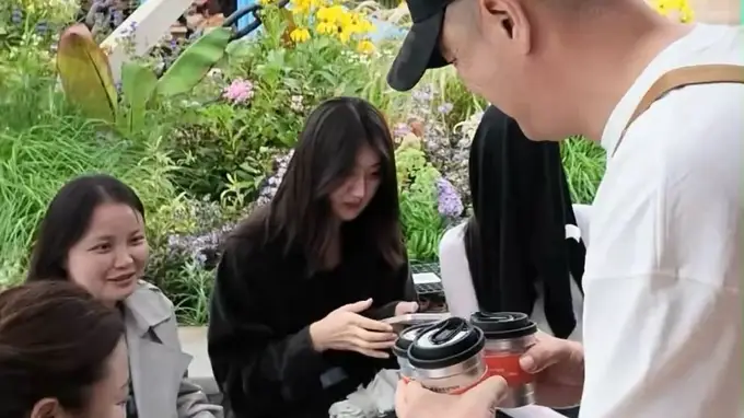 李亚鹏新店开业，俩女儿和老妈现身支持，19岁李嫣比堂姐矮半头