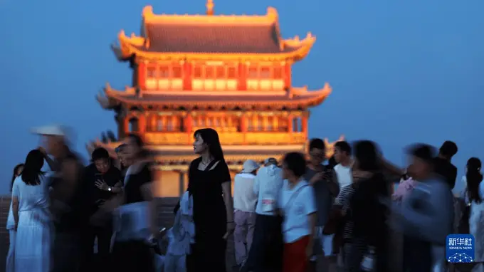 天下嘉峪关》沉浸式夜游点亮雄关文旅新活力