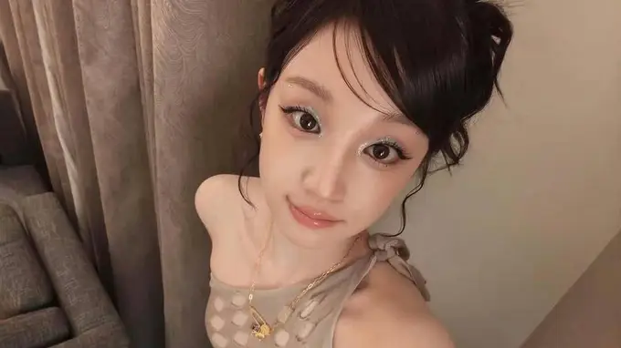 宋雨琦近期私服造型曝光 卡其色斜肩镂空上衣解锁甜酷飒爽辣妹感