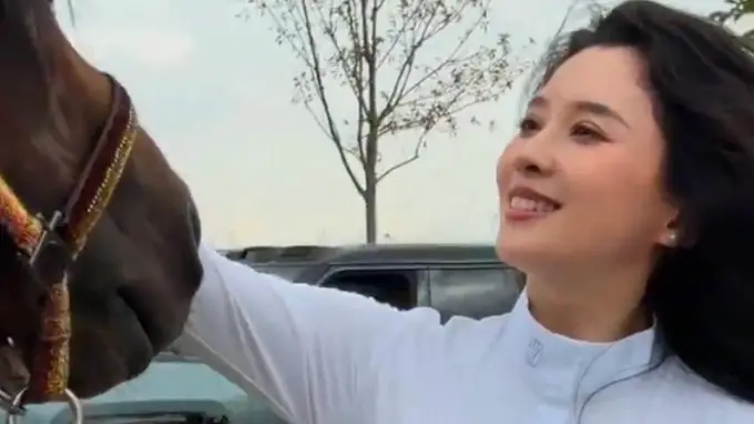 森林北身着白色马术装束骑马驰骋 36岁状态惊艳引关注