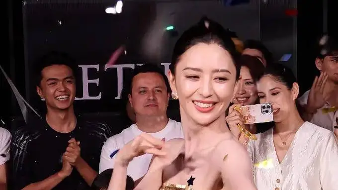 43岁佟丽娅晒生日照，从金色女神到优雅黑天鹅，状态绝佳
