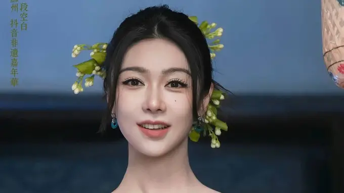 45岁薛凯琪还能做“少女”！穿中式豆绿色抹胸搭半身长裙，手拿团扇像25岁