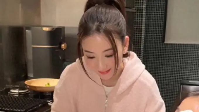 方媛带两女儿逛街被偶遇,身材五五分一身奢侈品,保姆全程陪伴