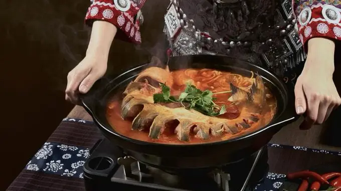 在贵州,很多故事是从饭桌开始的
