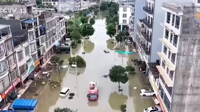 “没想到淹水这么严重,一觉醒来就被困住了”,广西多地:非必要不外出!有水库出现漫顶、缺口、漫坝险情,紧急转移群众