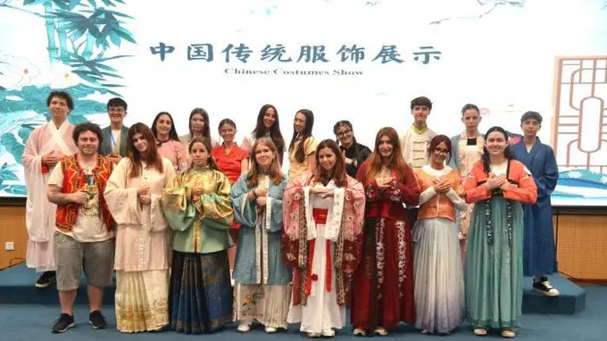 学剪纸、穿汉服 意大利青少年在三亚“遇见”中国文化