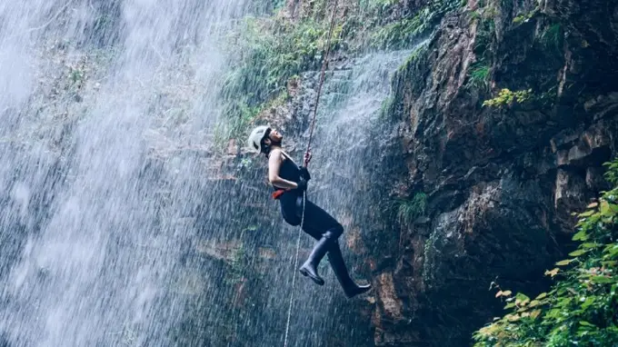丰水季瀑降出圈！花溪摆弓岩瀑布夏日潮玩避暑新体验