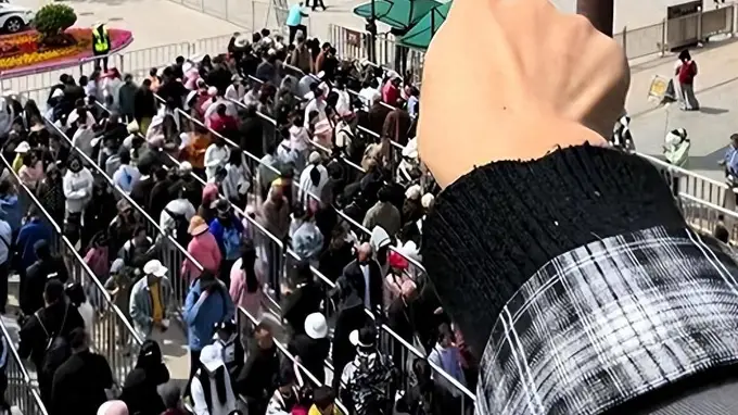 慕田峪插队事件复盘：涉事导游迎多重惩戒，三次改错机会全部错失