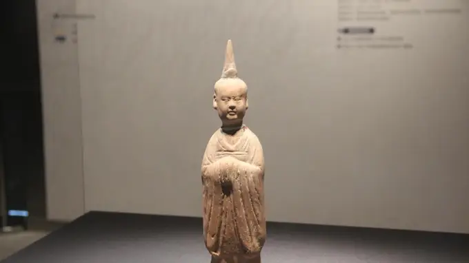 陕西一唐墓发现多件罕见陶俑