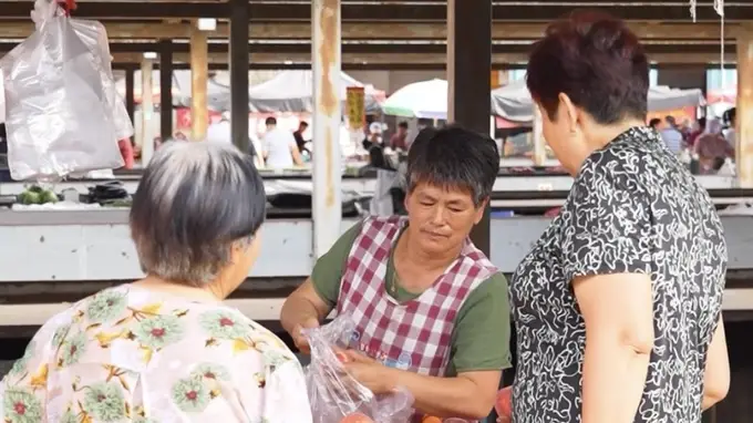 乳山“菜场诗人”王爱玲:半生烟火,半生诗意