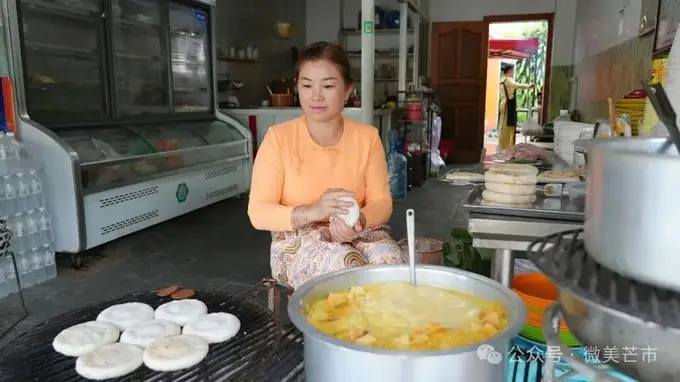 吃在德宏|“傣味汉堡”,藏在德宏街头的美味!