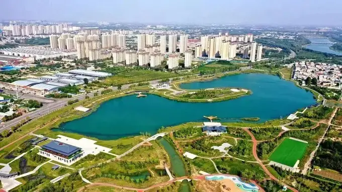 追风太行泉城1号风景赛道七里河段：骑行绿岸享自然之美