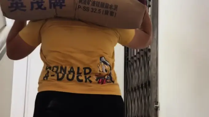 女儿高考后与母扛砖赚学费引关注,当事人回应:无团队,已干半月