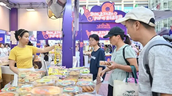 2026广州上下九夏日“POP啤”音乐嘉年华启幕 现场烟火气引游客扎堆