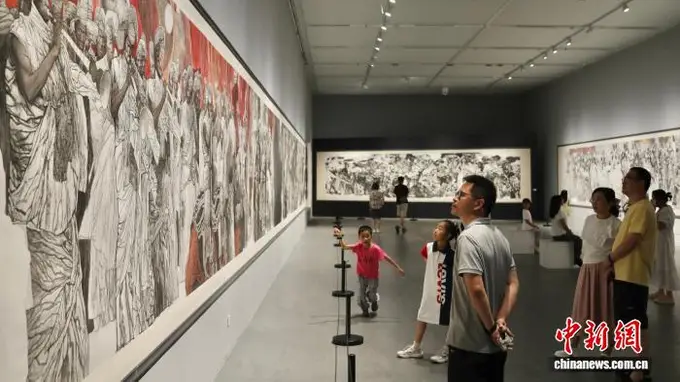 四川成都：“走出巴颜喀拉——李伯安艺术展”吸引参观者