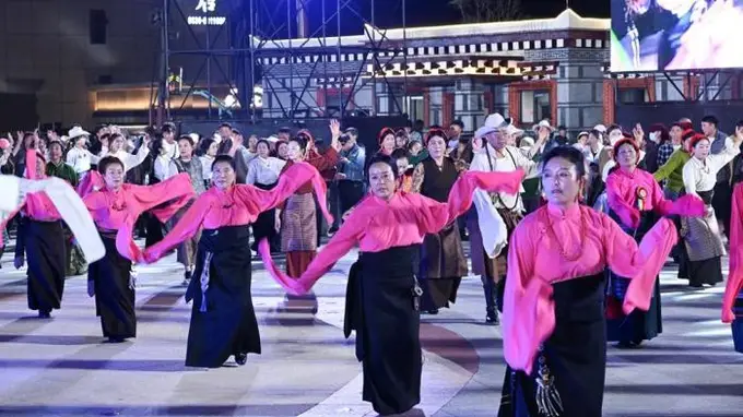四川道孚 “麦粒欢歌 时尚锅庄” 晚会点燃高原夏夜激情