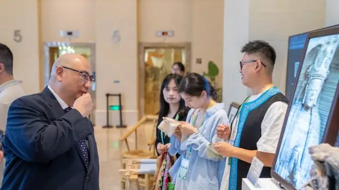 2026年APEC数字周来了！文莱部长为四川裸眼3D文物画“心动点单”