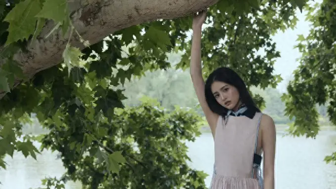 雪野夏日芭莎外景大片 新生代星女郎林间尽显少女清甜韧劲