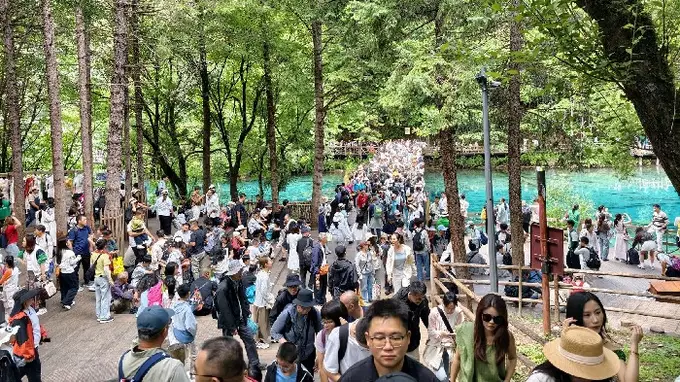 九寨沟景区全域开放迎客 首日接待超2.3万人次