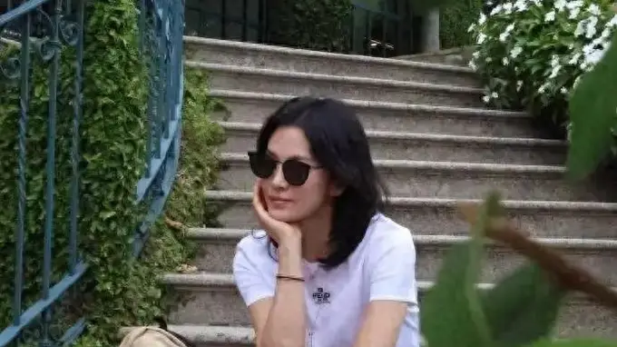 宋慧乔带火极简风穿搭 核心是白T恤配花苞裙 时髦减龄还不生硬