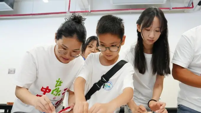“妈妈的故乡”海外华裔青少年夏令营长沙开营 华裔学子沉浸式体验汉字篆刻