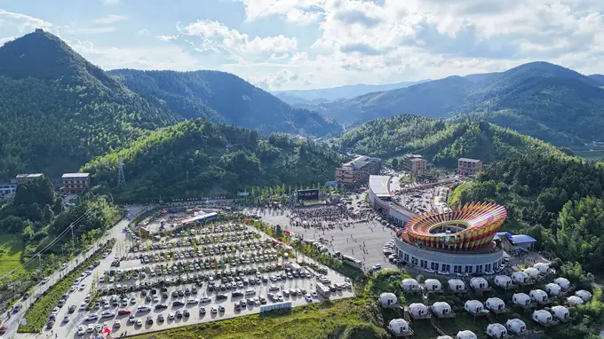 湖南隆回依托高海拔优势推出清凉游 花瑶特色旅游点燃夏日文旅消费热潮