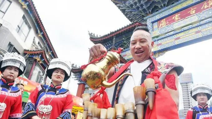 8月5日云南禄劝火把节启幕 万人同欢嗨不停