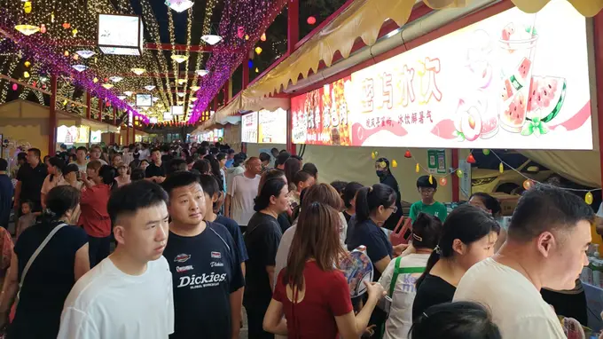 北京通州月亮河夜市，美食汇集还能逛玩看演出