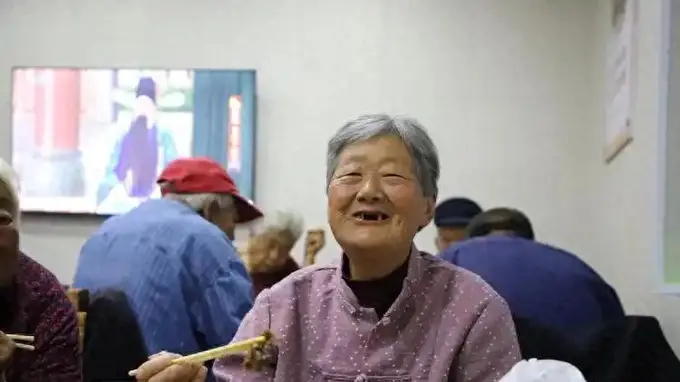 老人该多吃的四样健康零食 前两名竟是低糖酸奶和原味坚果（核桃仅排第三）