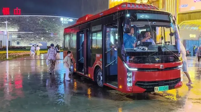哈尔滨啤酒节遇骤雨 冰雪大世界暖心接驳保障游客出行