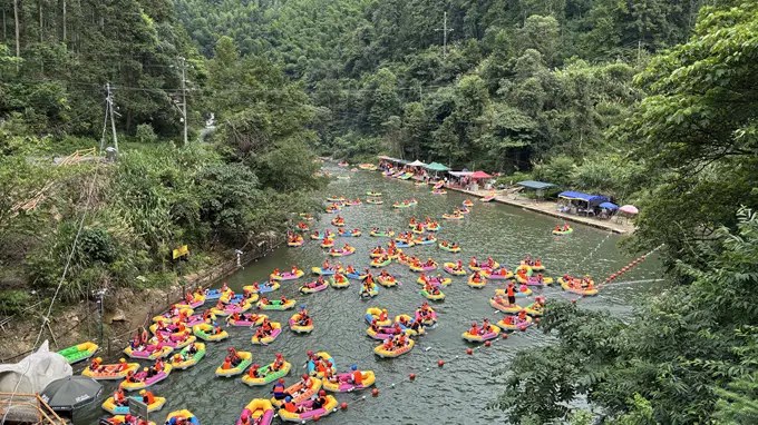 湖南平江：碧水穿村过 客从山外来