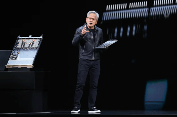 黄仁勋股东大会最新表态：本轮AI基建周期长达数十年
