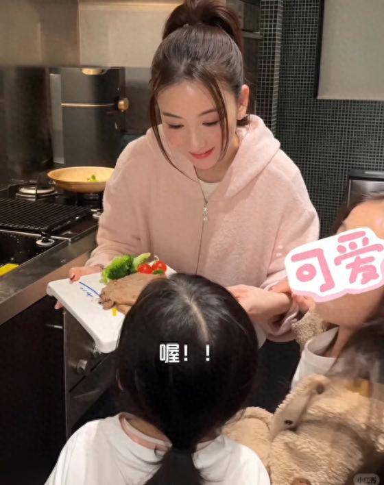 方媛带两女儿逛街被偶遇，身材五五分一身奢侈品，保姆全程陪伴