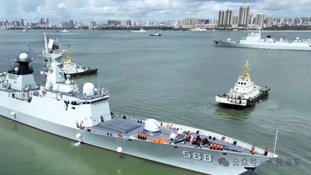 导弹驱逐舰南宁舰、导弹护卫舰衡阳舰抵达香港，首次向港澳民众开放，接受市民登舰参观