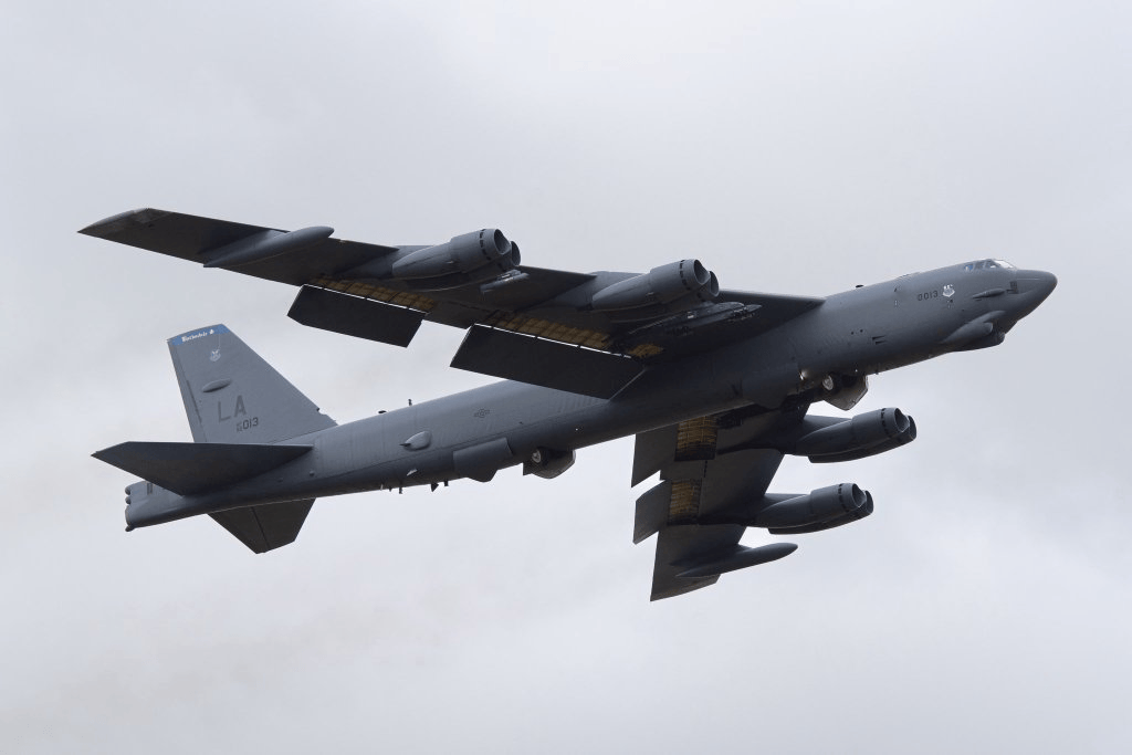 现场画面！美媒：美空军多架B-52轰炸机从英国费尔福德皇家空军基地撤离