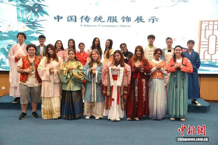 学剪纸、穿汉服 意大利青少年在三亚“遇见”中国文化