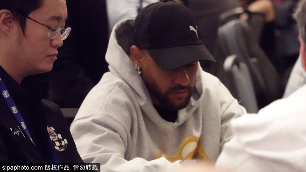 世界杯巴西队被淘汰后 内马尔参加世界扑克系列赛