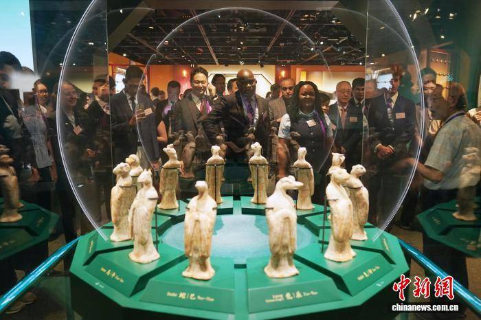 外国驻港领事与商会代表在港参观隋唐文明展