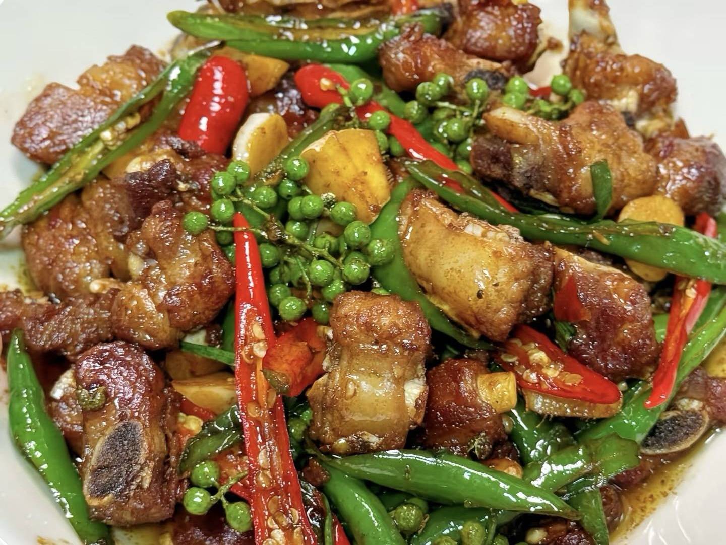 椒麻排骨：一口焦香，满嘴回魂的家常小霸王